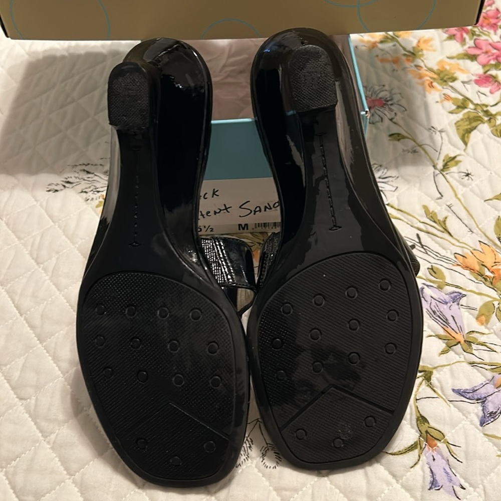 Life Stride black patent sandals with tortoise shell buckle - Picture 3 of 4